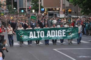 Un momento della sfilata degli alpini durante l'ultima adunata nazionale tra le vie di Bolzano (Photo courtesy of www.ana.it)