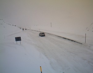 La situazione odierna della strada statale 301 per Livigno al Passo del Foscagno catturata da una webcam (Photo courtesy of www.webcam.valtline.it)