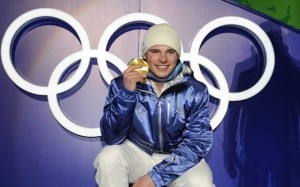 Giuliano Razzoli e la medaglia d'oro vinta nello slalom speciale delle Olimpiadi di Vancouver 2010 (Photo courtesy Ap/Sky.it)