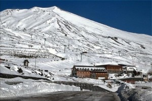 Il Rifugio Sapienza si trova sul versante sud dell'Etna (Photo courtesy of www.skimountaineering.org)