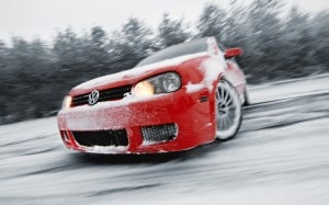 Auto slitta sulla neve (Photo courtesy of wallsdl.com)