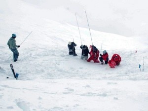 I soccorritori durante le operazioni di ricerca di eventuali altre persone sepolte sotto la neve della valanga caduta a Engelberg (Photo courtesy of Keystone)