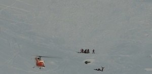 L'elisoccorso giunge sul luogo della valanga per portare la vittima in ospedale (Photo Claude-Olivier Volluz courtesy of RTS)