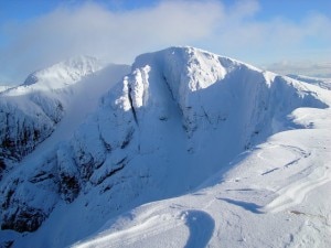 La cima di Bidean nam Bian. In basso a sinistra si intravede la zona denominata Church Door Buttress dove è scesa la valanga (Photo Simon McElroy courtesy of www.geograph.org.uk)