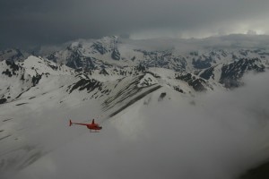 Un elicottero sorvola il Monte Elbrus (Photo courtesy of www.flickr.com/photos/40250776@N08/)