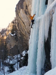 Rocciatore su una delle cascate di ghiaccio della palestra X-Ice Park (Photo courtesy of www.silvestrosciamanna.com)