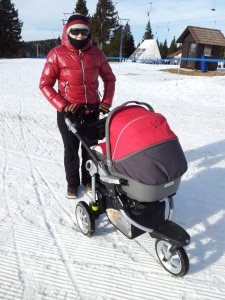 L'uomo camminava sulle piste spingendo il passeggino su cui si trovava il figlio di pochi mesi (Photo courtesy of blog.pegperego.com)