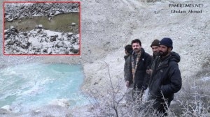 Frana valle di Shigar - i locali sui detriti della frana, alle rive del Braldo. Nel riquadro, l'acqua che si accumula a monte della frana (Photo pamirtimes.net) Frana valle di Shigar - i locali sui detriti della frana, alle rive del Braldo. Nel riquadro, l'acqua che si accumula a monte della frana (Photo pamirtimes.net)