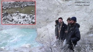 Frana valle di Shigar -  i locali sui detriti della frana, alle rive del Braldo. Nel riquadro, l'acqua che si accumula a monte della frana (Photo pamirtimes.net)