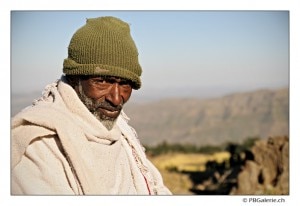 Uomo sulla cima del Mount Ashetan 3200 metri (Photo travel.pboog.com)