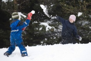 Bambini giocano a palle di neve (Photo courtesy of www.pianetamamma.it)