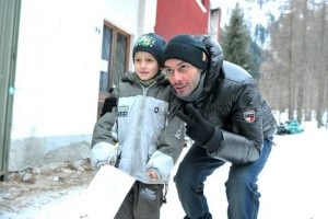 Fabri Fibra con un giovanissimo fan durante una pausa delle riprese (Photo Walter Moroni courtesy of edizioni.lastampa.it di Novara e Verbano Cusio Ossola)