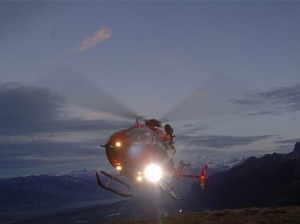 Intervento in notturna per un elicottero della Rega (Photo courtesy of www.rega.ch)