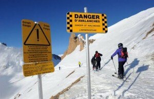 Uno dei tanti cartelli presenti sulle Alpi francesi che segnalano il rischio di distacco di valanghe (Photo courtesy of www.nicematin.com)