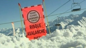 Cartello che indica la chiusura di una zona nei pressi di un demanio sciabile a causa del rischio valanghe (Photo courtesy of languedoc-roussillon.france3.fr)
