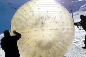 Un fermo immagine della partenza dello zorb preso dal video dell'incidente (Photo courtesy of ww.3news.co.nz/youtube)