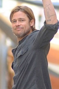 Brad Pitt e il tatuaggio raffigurante Ötzi sul suo braccio sinistro (Photo courtesy of wannabemagazine.com)