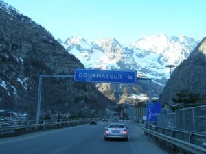 I cartelli stradali di Courmayeur tra alcuni mesi potrebbero essere modificati in Courmayeur Mont-Blanc (Photo courtesy of www.skiforum.it)