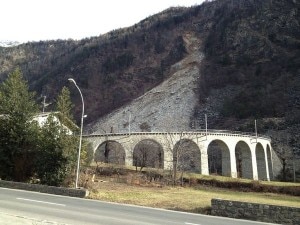 La frana è caduta nei pressi del viadotto di Brusio, bloccando la circolazione ferroviaria (Photo courtesy of La Provincia di Sondrio)