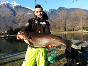 La trota da 8 chili e mezzo pescata nel Lago Ronka (Photo courtesy of La Provincia di Sondrio)
