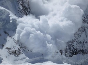 Valanga sulla catena dell'Himalaya (Photo Tunç Fındık courtesy of karakorumclimb.wordpress.com)