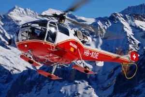 Elicottero dell'Air Glaciers in azione sulle montagne svizzere (Photo courtesy of www.holding-point.fr)