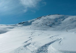 Discesa lungo il versante orientale e tracciato in caso di neve instabile - A) M. Ciste