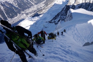 Guide e aspiranti guide di Chamonix alle prese con un tratto impervio dell'Envers du Plan (Photo courtesy of www.chamonix-guides.eu)