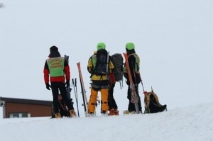 Uomini del Cnsas pronti per un intervento sulla neve (Photo courtesy of ilcapoluogo.globalist.it)