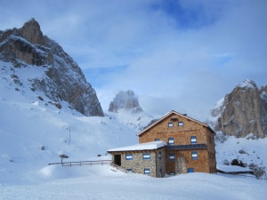 Rifugio Roda di Vael (Photo courtesy www.bergfuehrerdolomiten.it)