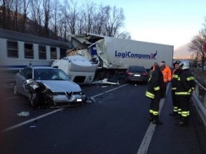 Il camion finito sui binari e il treno colpito a Chiuro (Photo Ansa/Carlo Orlandi)