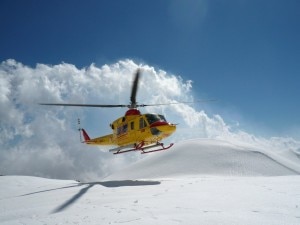 L'elicottero del 118 intervenuto sull'Etna per il recupero dello snowboarder ferito (Photo courtesy of Cnsas Sicilia)