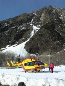 L'elicottero dei soccorsi sul luogo in cui è caduta la valanga (Photo courtesy of www.ledauphine.com)
