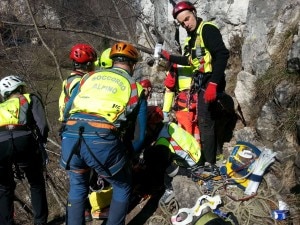 Il Soccorso Alpino presta le prime cure al rocciatore ferito (Photo courtesy of Cnsas Veneto)