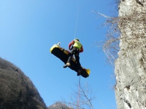 Il recupero del rocciatore ferito da parte del Soccorso Alpino (Photo courtesy of Cnsas Veneto)