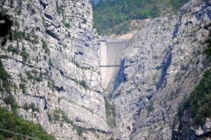 La diga del Vajont vista da Longarone (Photo courtesy of orizzontisfocati.blogspot.it)