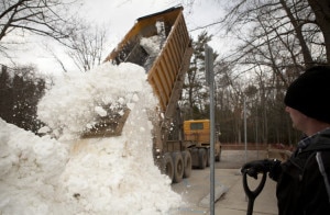 Un Camion scarica la neve raccolta (Photo courtesy of photos.mlive.com)