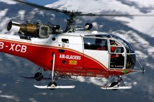 Un elicottero dell'Air Glaciers è intervenuto per il recupero dello snowboarder e il suo trasporto in ospedale (Photo courtesy of Holding-point.fr/Thomas Q/Tagazous)