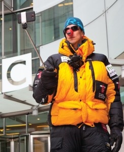 L'alpinista Daniel Hughes testa lo smartphone all'esterno degli studi della Bbc (Photo courtesy of www.everestmillion.com)