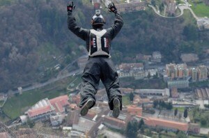 Base-Jumping-dal-medale-photo-courtesy-lecconotizie.com_-300x198.jpg