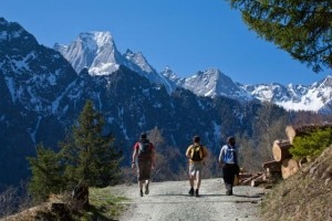 Bregaglia-sentiero-Casaccia-Soglio-e-il-Pizzo-Badile-credit_valbregaglia-300x200.jpg