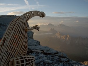 Dinosauro-sul-Pelmo-photo-Luca-Gandolfo-courtesy-gruppospeleologicopadovano.blogspot.it_-300x225.jpg