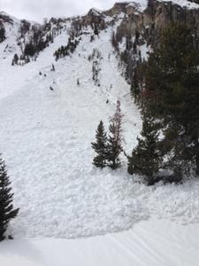 Photo of Valanga travolge 3 scialpinisti sulle Alpi Francesi: un ferito