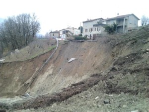 Frana-a-Tizzano-Photo-www.ilgiornaledellaprotezionecivile.it_-300x225.jpg