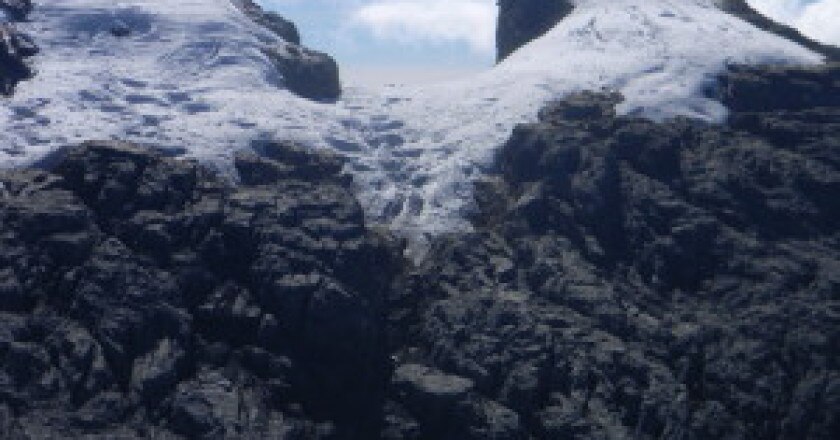 Il-Sumantri-visto-dalla-Carstensz-photo-courtesy-summitpost.org_-300x225.jpg