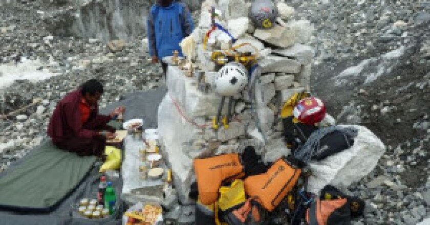 Rituali-propiziatori-alla-salita-Photo-Marco-Confortola-300x224.jpg