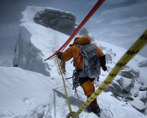 Arrivo-sulla-vetta-dellEverest-photo-Adrian-Ballinger-of-Alpenglow-Expeditions-300x242.jpg