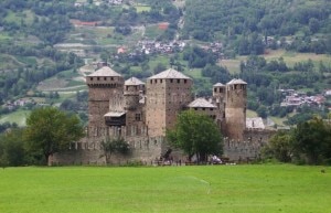 Il castello di Fénis nella cittadina omonima, è uno dei castelli medievali più famosi della Valle d'Aosta. La costruzione fu voluta dalla nobile famiglia valdostana dei Challant che governarono per molto tempo l'intera regione alpina (Photo Bottel Jacques courtesy of commons.wikimedia.org)