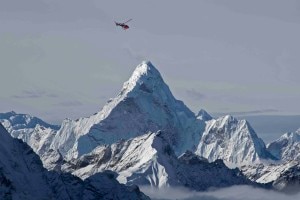 Elicottero di Simone moro, sfondo Ama Dablam (Foto Jon Griffith)