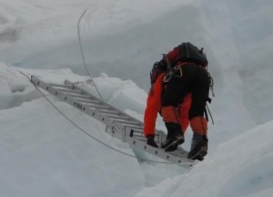 Photo of Denis Urubko: tutti hanno diritto di salire l'Everest. Ma gli sherpa si sentono superiori